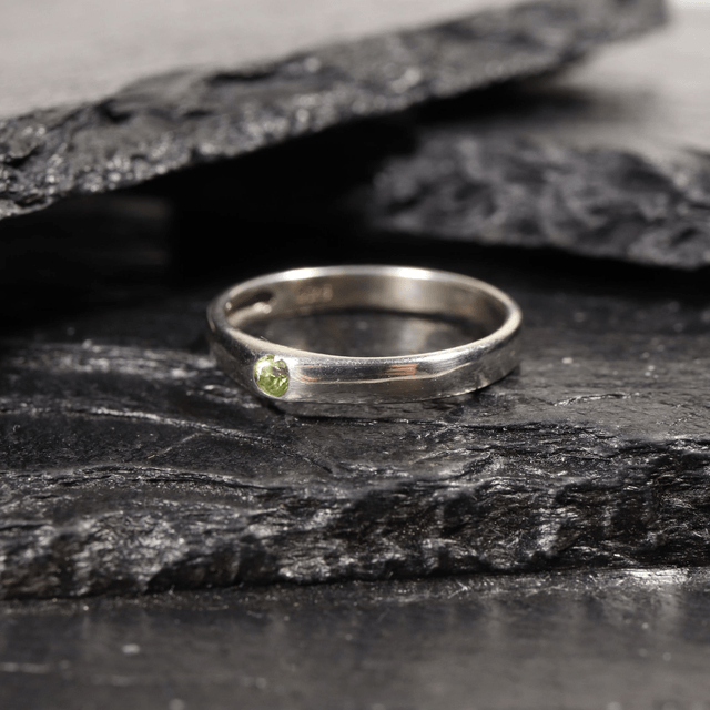 Simple Sterling Silver 925 Minimalist Design Style Small Round Cut Green Peridot Birthstone Gemstone Band Ring Size O - 7
