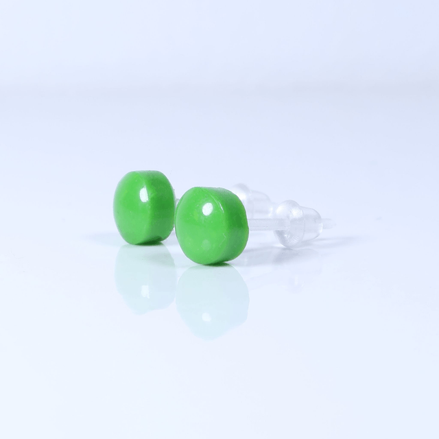 Hypoallergenic 6mm Medium Solid Green Round Cut Polymer Clay Plastic Back Stud Earrings With Designer Carbon Fiber Jewellery Box