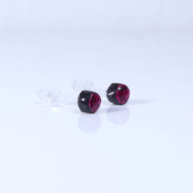 Hypoallergenic Small Vibrant Electric Cracked Pink Black Polymer Clay Plastic Back Stud Earrings With Designer Carbon Fiber Jewellery Box