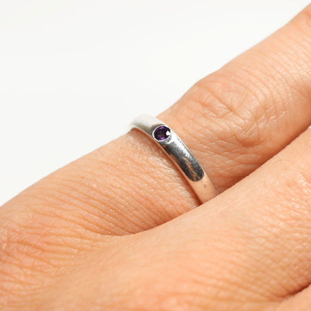 Simple Sterling Silver 925 Minimalist Design Style Small Round Cut Purple Amethyst Birthstone Gemstone Band Ring Size O - 7