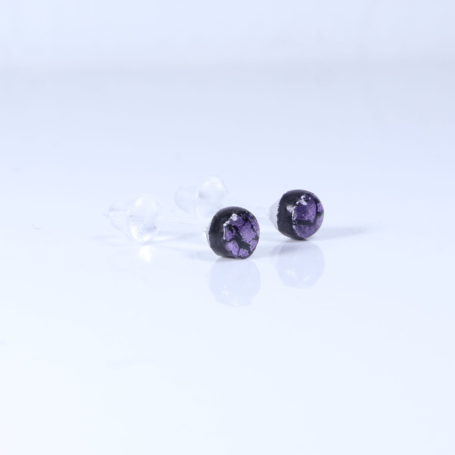Hypoallergenic Small Electric Cracked Lavender Purple Black Polymer Clay Plastic Back Stud Earrings With Designer Carbon Fiber Jewellery Box
