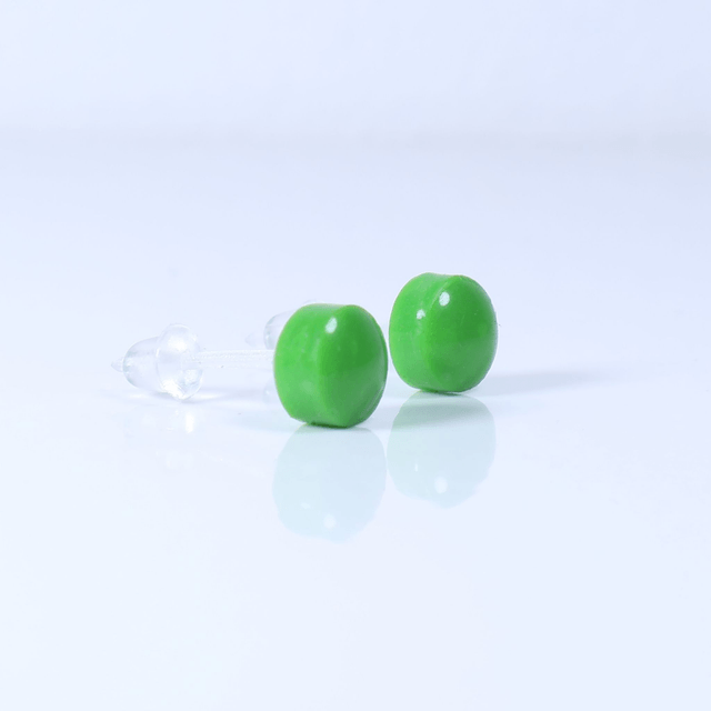 Hypoallergenic 6mm Medium Solid Green Round Cut Polymer Clay Plastic Back Stud Earrings With Designer Carbon Fiber Jewellery Box