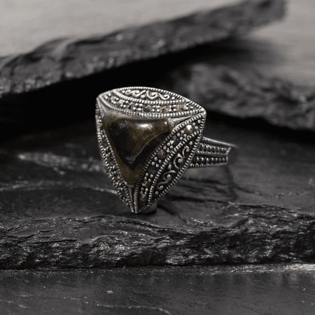 Vintage Sterling Silver 925 Art Deco Style Trillion Cabachon Cut Dark Brown Labradorite With Marcasite Gemstone Band Ring Size P - 7 1/2
